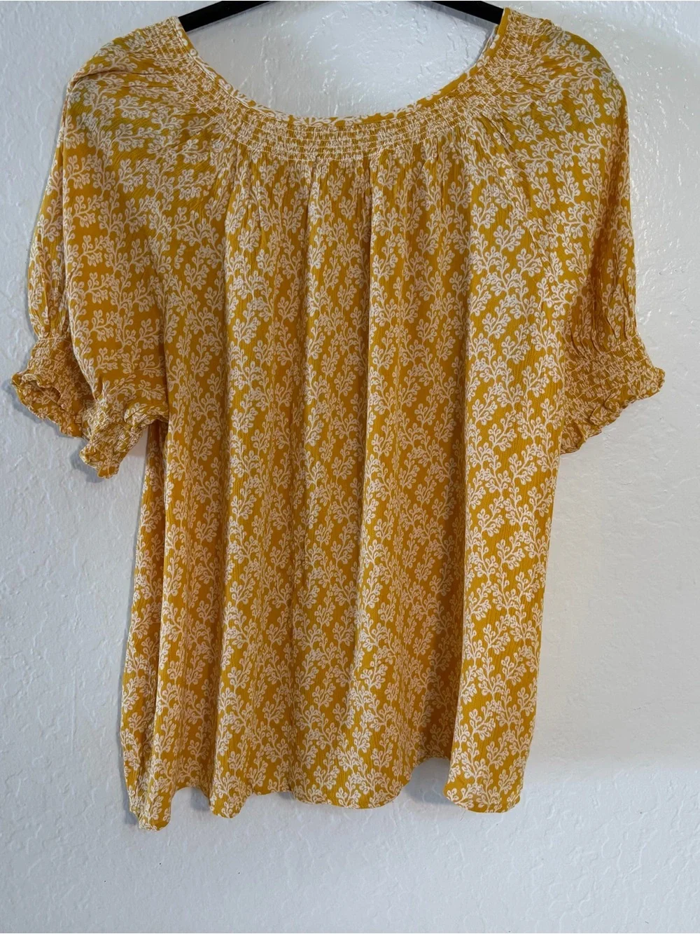 Ann Taylor LOFT Yellow Smocked Top Short Puff Sleeve, M Made In India %100 Rayon